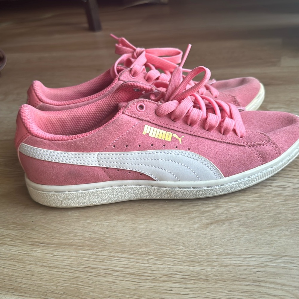 Puma Woman’s size 6.5 sneaker. Pink suede with white leather wrap around strap.